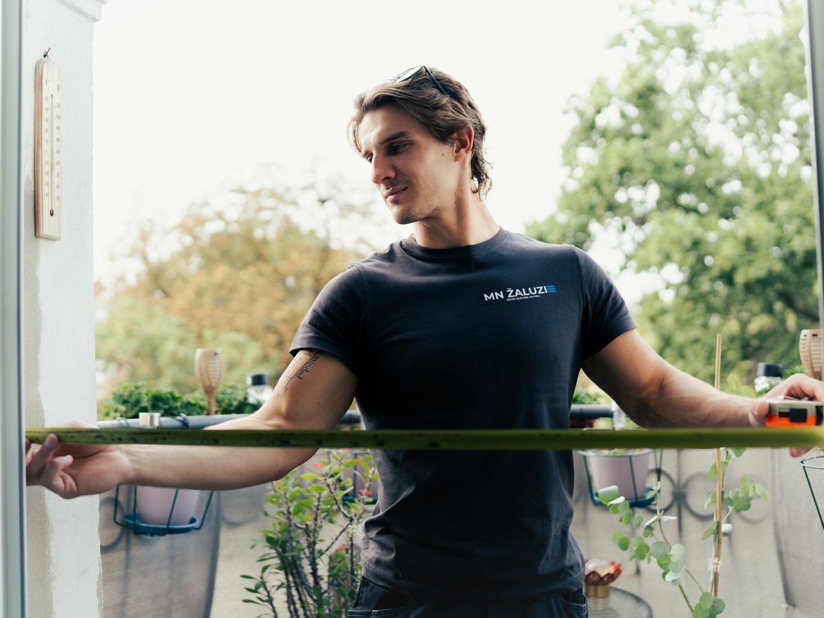 Měříme metrem šířku balkonových dveří