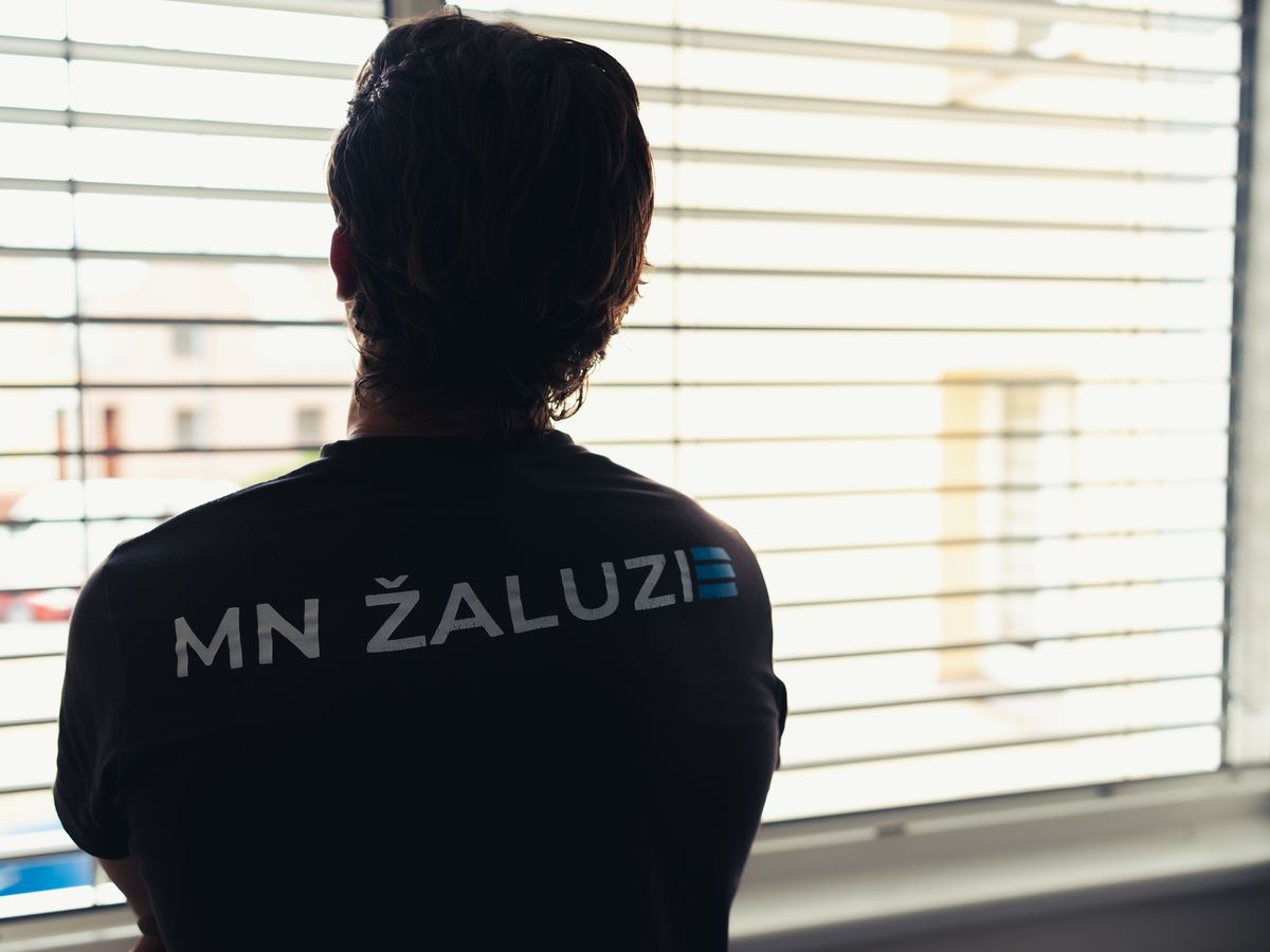 Michal kontroluje opravené žaluzie