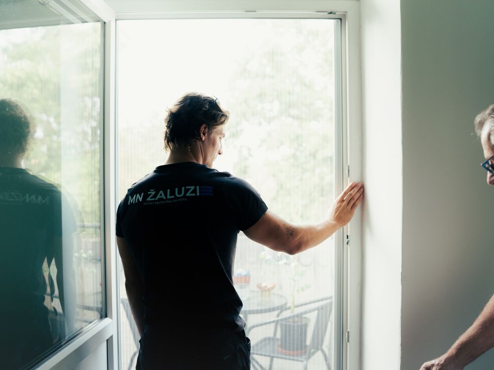 Kontrolujeme osazenou síť v balkonových dveřích