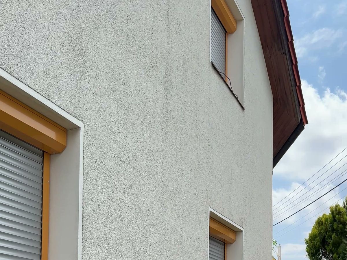 Venkovní rolety na oknech rodinného domu ve dvou podlažích